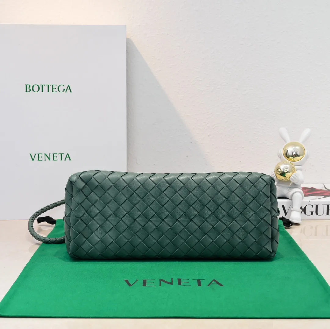 The 2023 new Andiamo batch of 2260 BV has been shipped‼ ️Really popular🔥The new Andiamo woven handbag launched by Bottega Veneta this season is really popular all over the world! ! Celebrities at home and abroad have worn it, and Oscar-winning actress Michelle Yeoh has taken it out on the street. Song Jia, Trai Yara, Yu Feihong, Sanji Ayaka, Rosie Hunting-Whiteley, Yoshioka Riho, etc. have all picked up this bag. It is classic and versatile, showing off its temperament, and the bag capacity is also large, which is very convenient for daily commuting! ! A variety of carrying methods, the shoulder straps can be adjusted by yourself, the original lambskin feels soft and delicate, and the unisex style breaks gender boundaries and brings a more practical and longer-lasting use experience. Andiamo, which has both elegant and casual styles, perfectly interprets the true appearance of "fashionable old money style". Style number: 8463 Size: 32*24*12